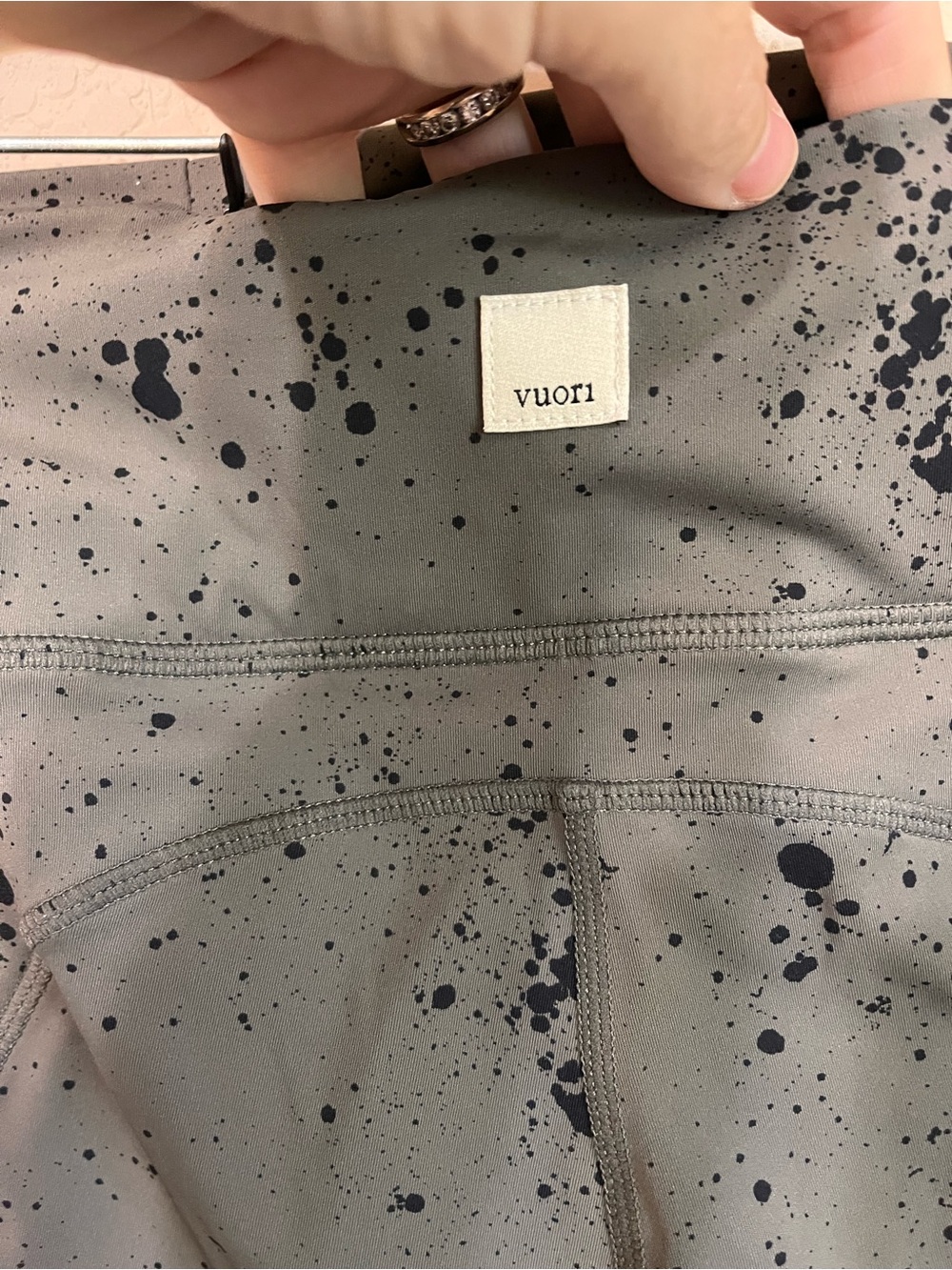 Vuori Women's Stride Legging EUC size small green with black splatter - Picture 5 of 9